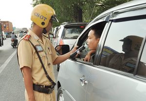 cấm uống rượu bia khi lái xe