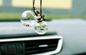 Công dụng của nước hoa và sáp thơm cho xe ô tô