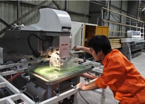 Gia công trên tấm kính cường lực