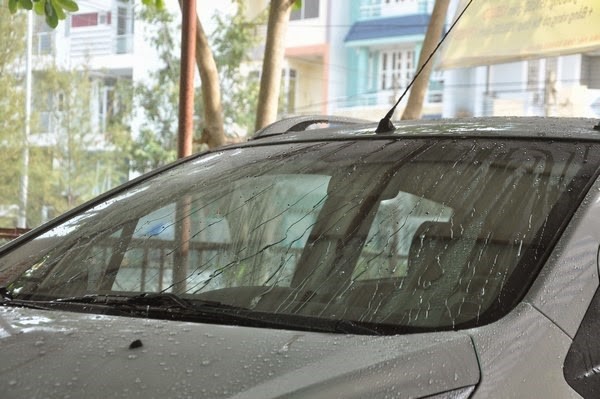 Cách làm hết xước bề mặt kính ô tô không phải ai cũng biết 4 Cách làm hết xước bề mặt kính ô tô bằng dung dịch đánh bóng