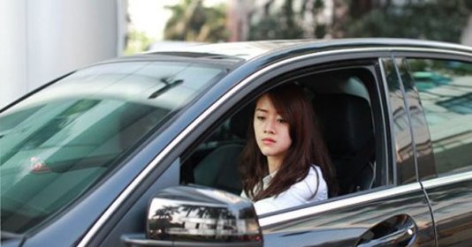 Những lưu ý khi lùi xe ô tô tránh tai nạn 6 Chú ý quan sát gương chiếu hậu trong quá trình lùi xe