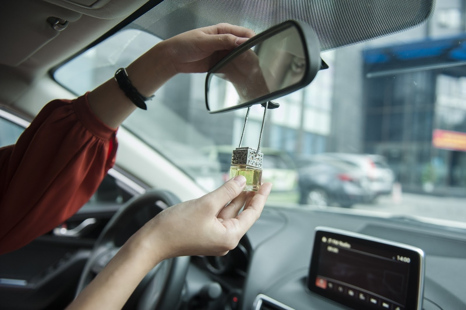 Cách khử mùi hôi nội thất, mùi điều hoà ô tô hiệu quả 8 Khử Mùi thuốc lá trên ô tô bằng tinh dầu