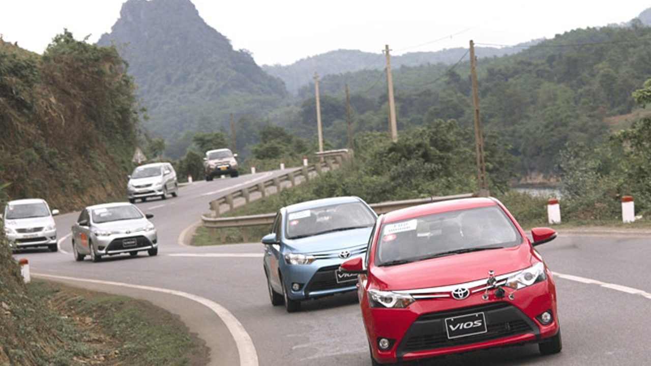 Kinh nghiệm lái xe ô tô đường đồi núi 6 Cách xử lý xe trong quá trình xuống dốc.