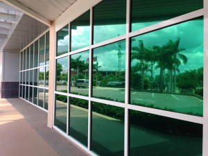 Giấy dán kính chống nắng có khả năng phản xạ ánh sáng chiếu vào nó