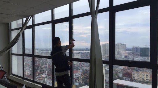 Cách dán giấy dán cửa kính chống nắng đơn giản 6 Cách dán giấy dán cửa kính chống nắng đơn giản