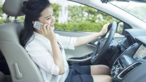 sử dụng điện thoại an toàn khi lái xe ô tô